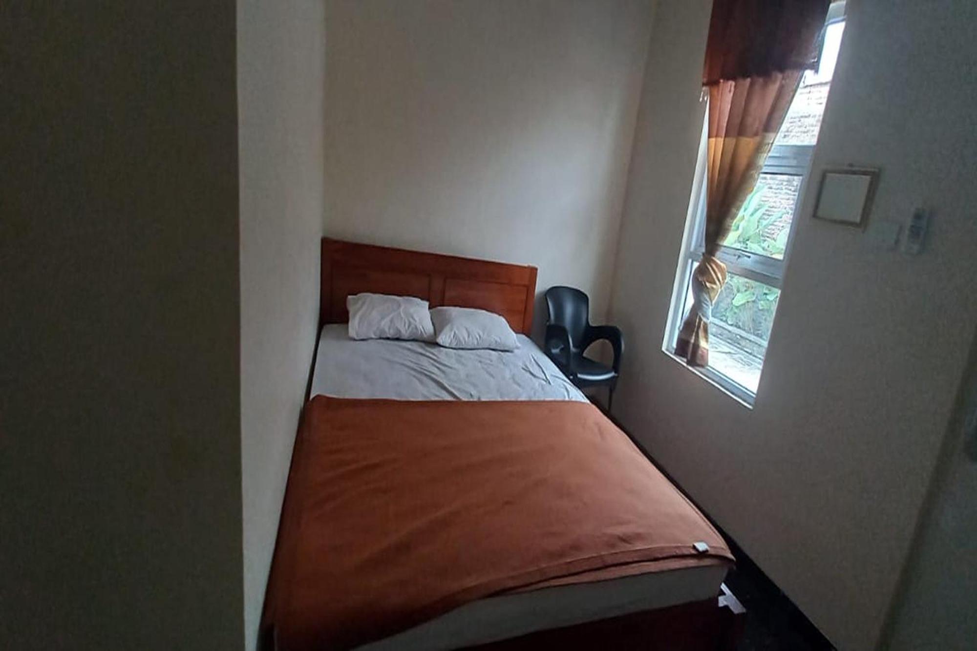 Oyo 93767 45 Guest House Sragen Eksteriør bilde
