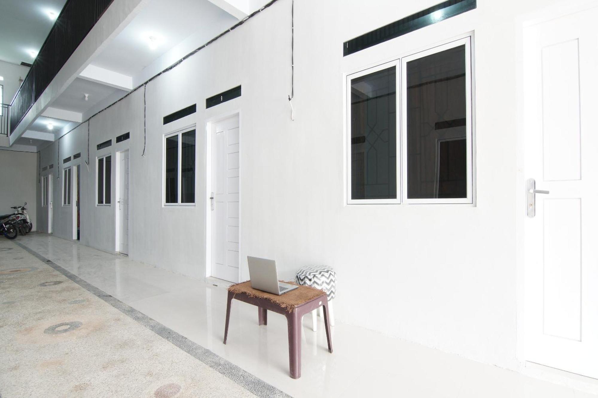 Oyo 93767 45 Guest House Sragen Eksteriør bilde