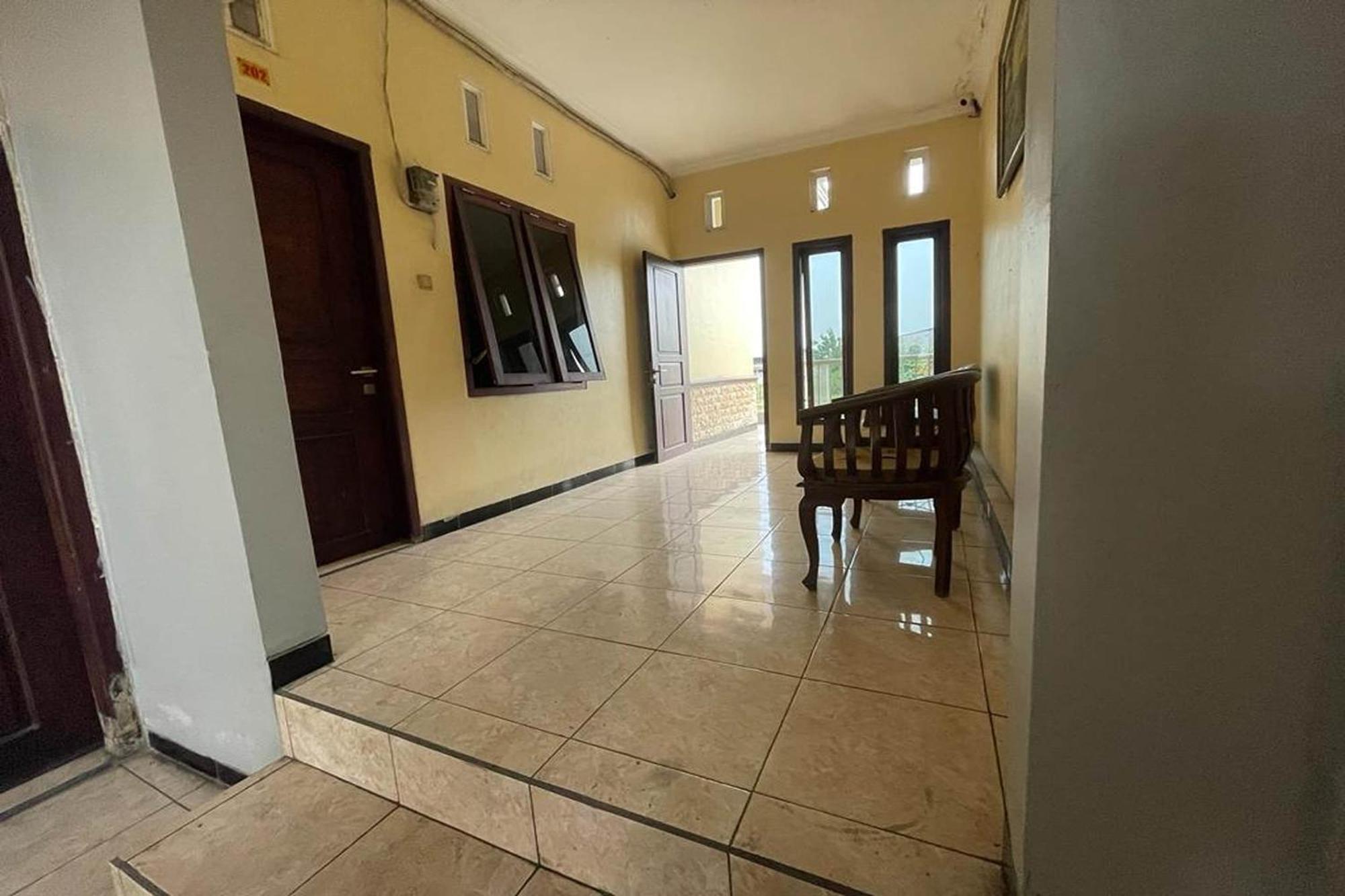 Oyo 93767 45 Guest House Sragen Eksteriør bilde